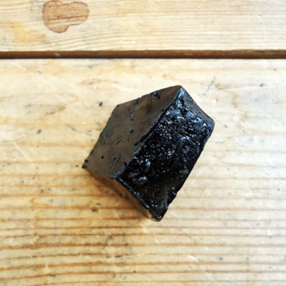 Sticky natural tar for shoe making