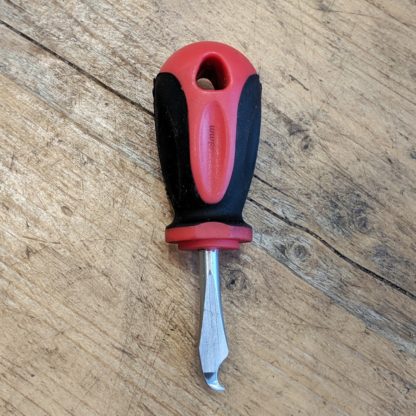 grooving tool for making grooves in leather