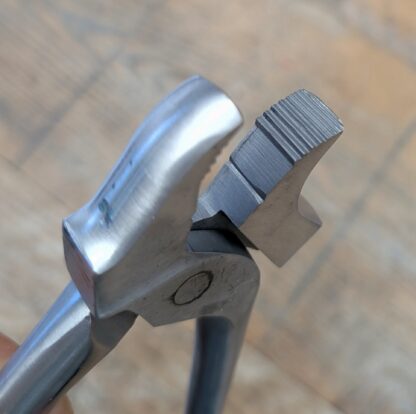 teeth on lasting pliers