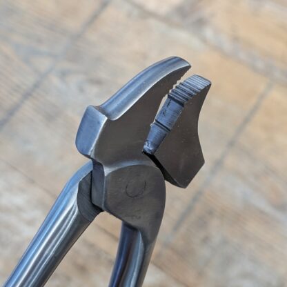 teeth on the lasting pliers