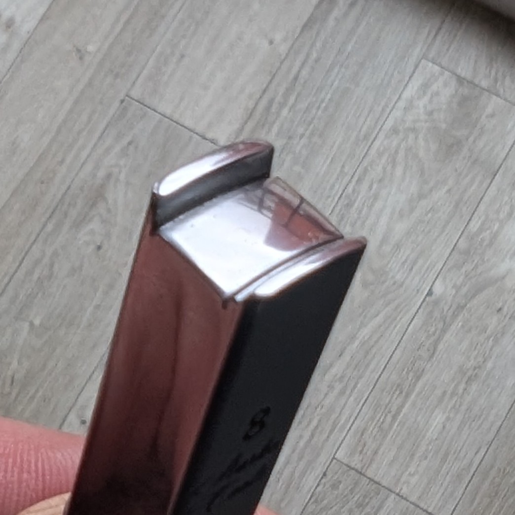 single lip detail