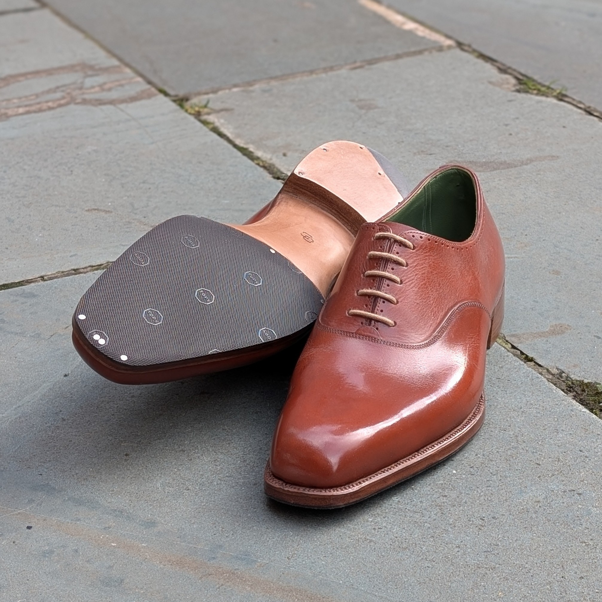 tan oxford shoes with sticker sole